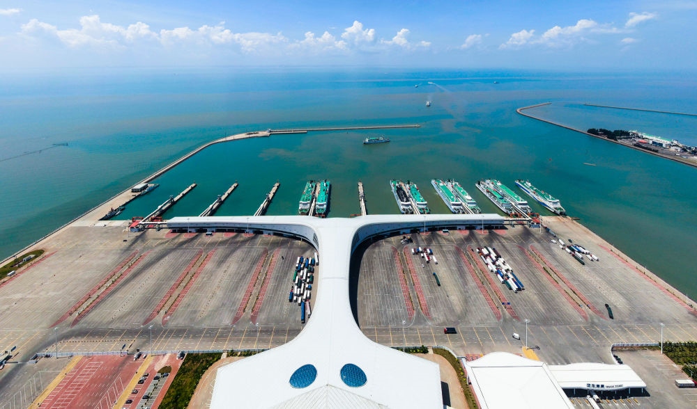 廣東省湛江市徐聞港風光（2023年5月26日攝，無人機照片）。徐聞港是瓊州海峽北岸最主要的客貨運輸港口，是連接粵港澳大灣區(qū)與海南自由貿(mào)易港的重要港口。新華社記者 鄧華 攝