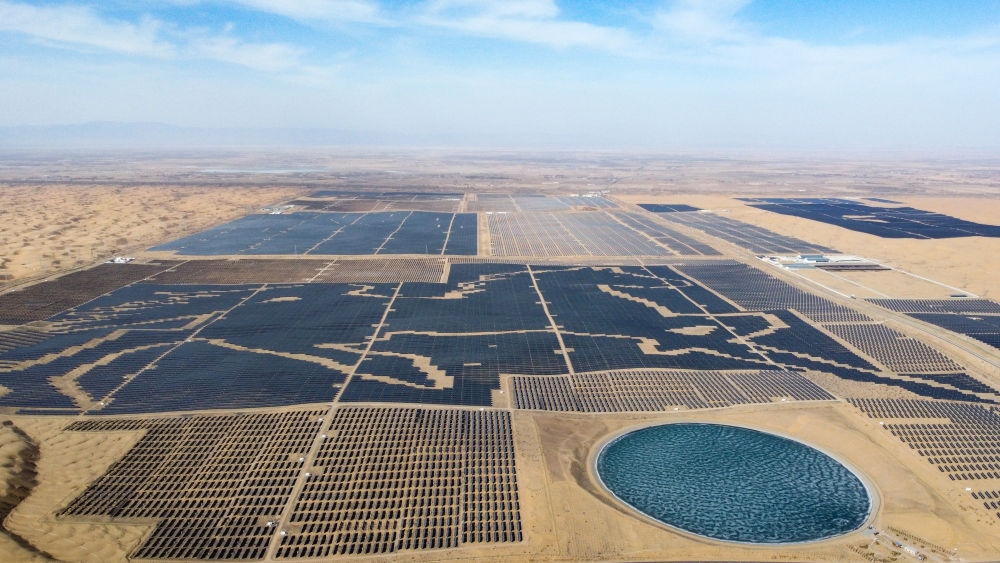2023年3月3日在內(nèi)蒙古鄂爾多斯市達拉特旗拍攝的光伏發(fā)電基地（無人機照片）。新華社記者 貝赫 攝