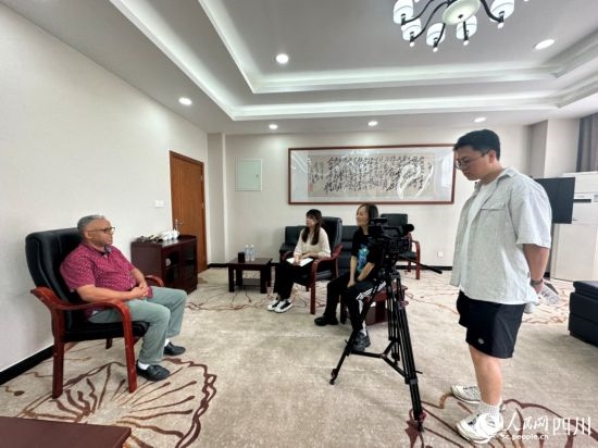 記者在成都紡織高等?？茖W(xué)校進(jìn)行采訪。人民網(wǎng)記者 王波攝