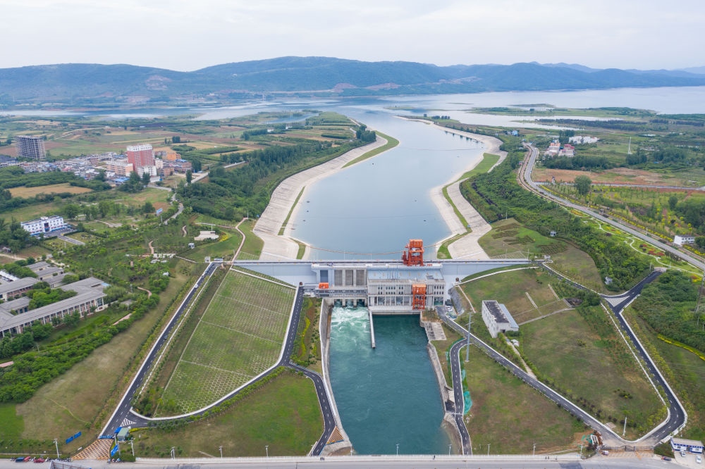 這是2021年5月20日在河南省南陽(yáng)市淅川縣拍攝的南水北調(diào)中線(xiàn)工程陶岔渠首（無(wú)人機(jī)照片）。新華社記者 才揚(yáng) 攝