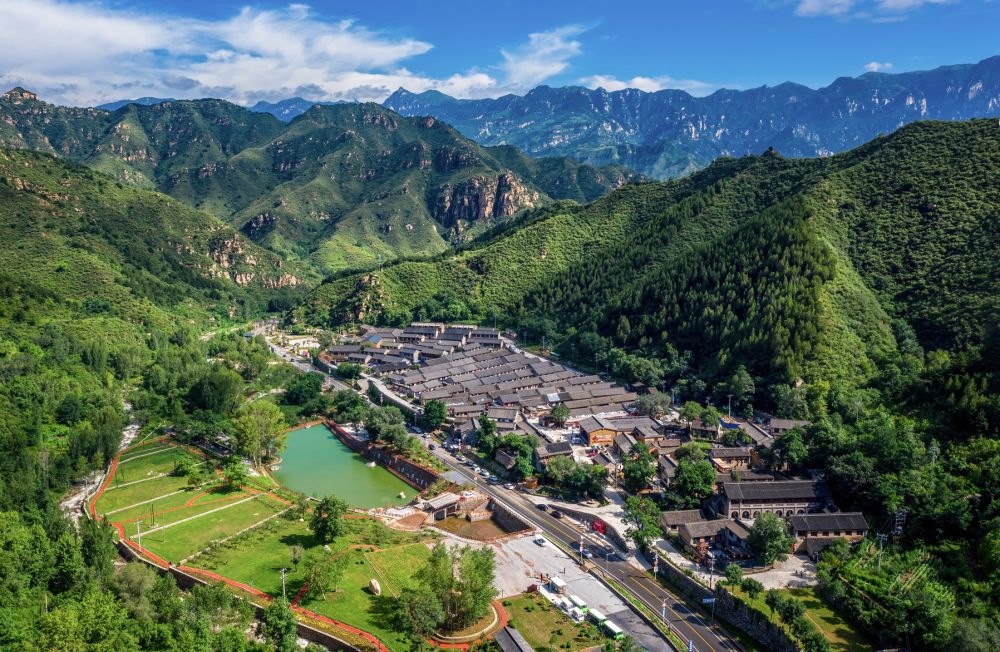 這是2021年7月23日拍攝的河北省阜平縣駱駝灣村景色（無(wú)人機(jī)照片）。新華社記者 朱旭東 攝