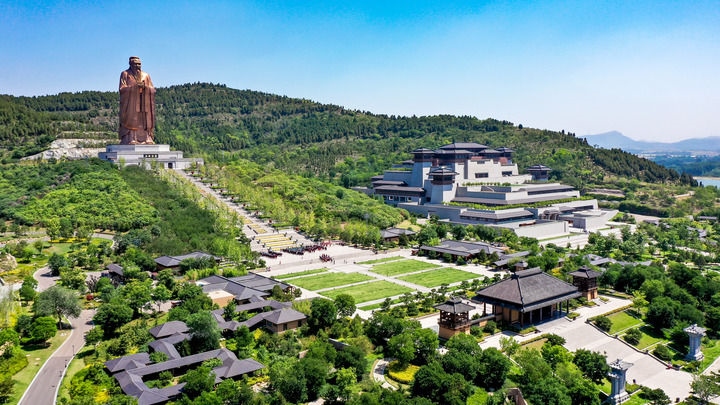 這是2023年6月8日拍攝的山東省曲阜市尼山圣境（無(wú)人機(jī)照片）。新華社記者 郭緒雷 攝