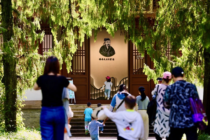 游客參觀(guān)位于福建武夷山朱熹園的武夷精舍（2022年6月6日攝）。新華社記者 姜克紅 攝