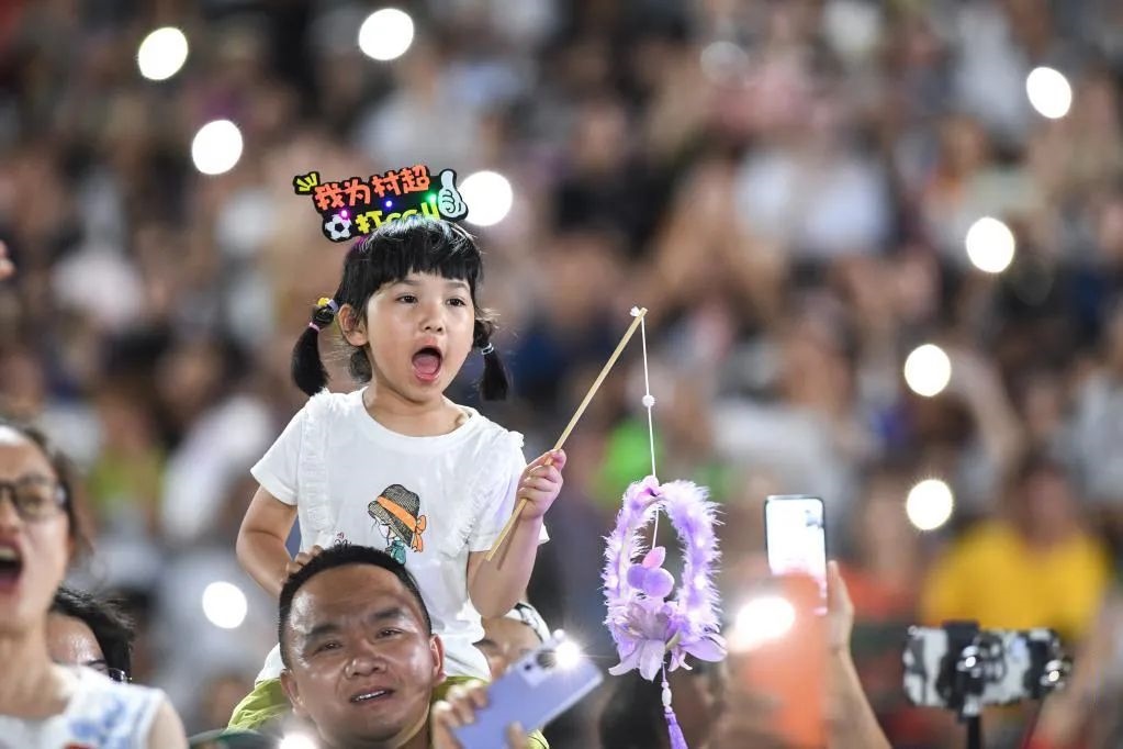 6月23日，一名小朋友在場(chǎng)邊觀賽。（新華社記者 楊文斌 攝）