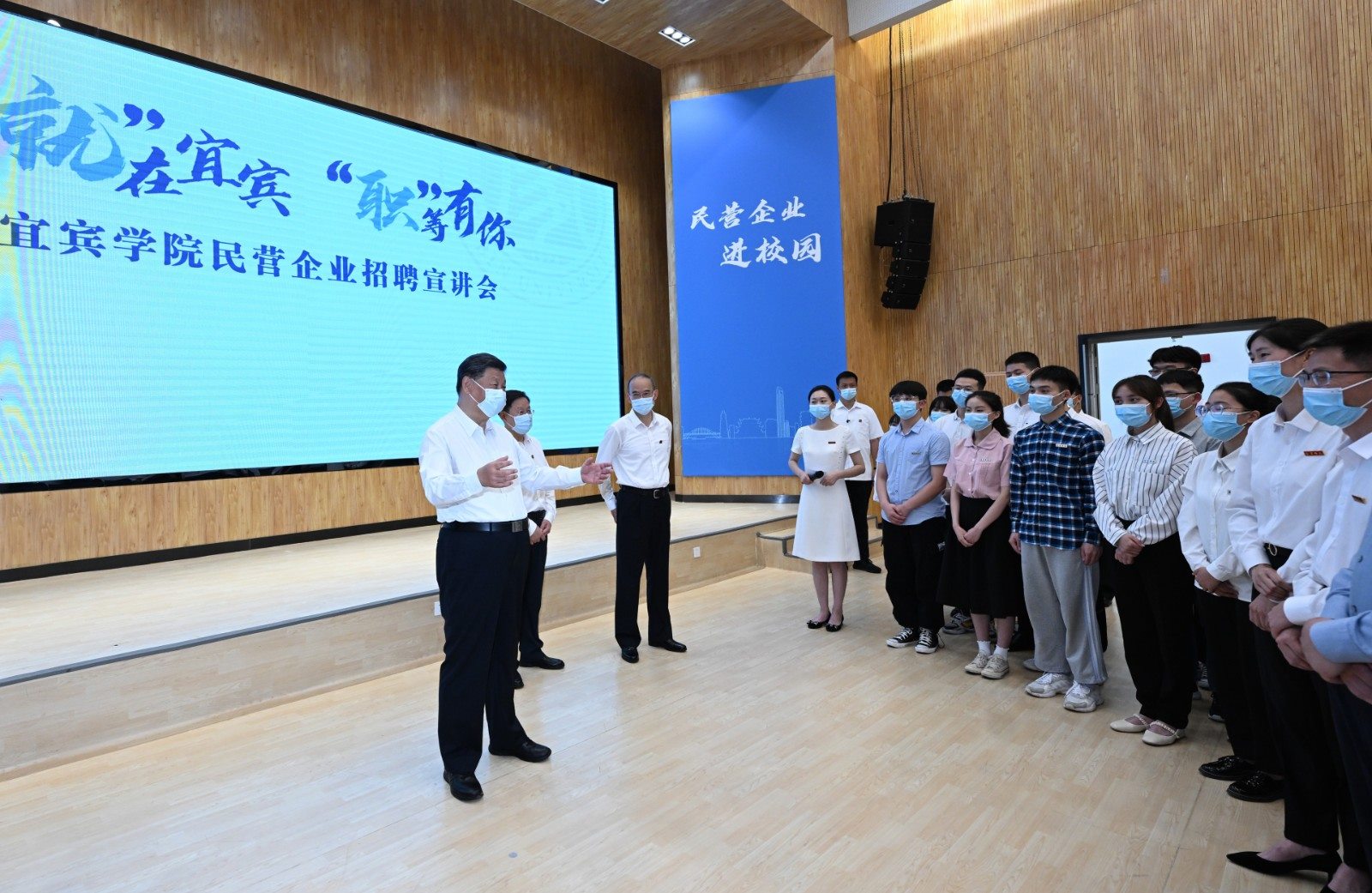 2022年6月8日，習(xí)近平總書記在四川考察。這是8日下午，總書記在宜賓學(xué)院考察時，向正在參加企業(yè)招聘宣講會的教師、學(xué)生、企業(yè)負(fù)責(zé)人了解企業(yè)招工需求和畢業(yè)生簽約率等情況。