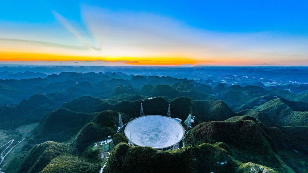 2022年7月21日，霞光中的“中國(guó)天眼”（維護(hù)保養(yǎng)期間拍攝）。新華社記者 歐東衢 攝