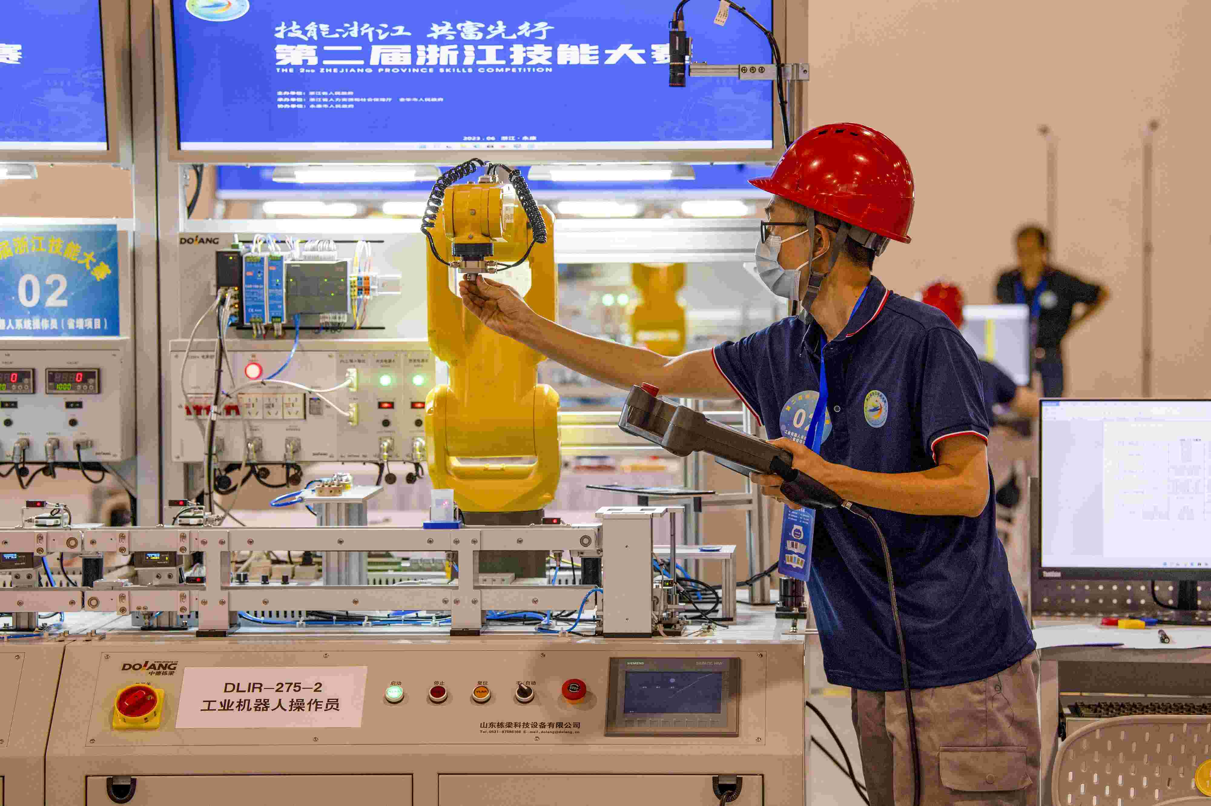 2023年6月19日，第二屆浙江技能大賽在永康市國際會展中心舉行。參賽選手在進(jìn)行工業(yè)機器人系統(tǒng)操作員項目比賽。