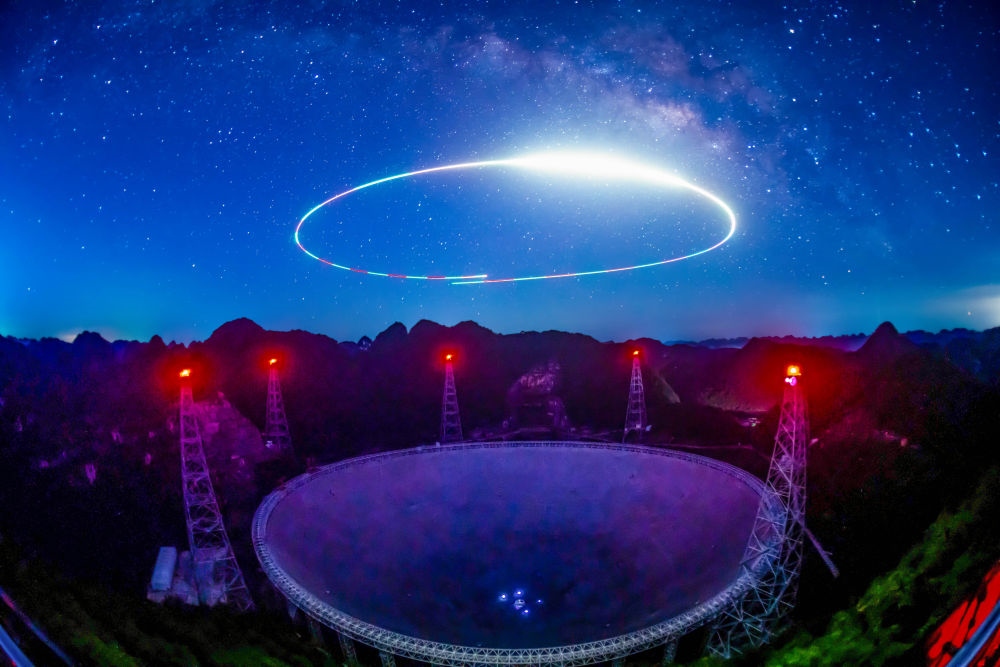 2022年7月24日拍攝的“中國(guó)天眼”夜景（維護(hù)保養(yǎng)期間拍攝，無(wú)人機(jī)光繪）。新華社記者 歐東衢 攝