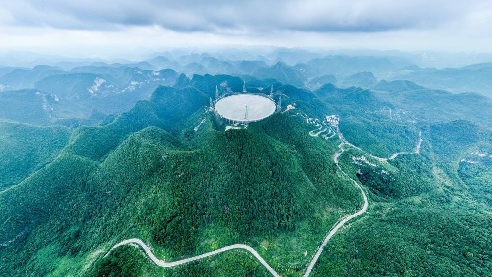 7月26日拍攝的“中國(guó)天眼”全景（維護(hù)保養(yǎng)期間拍攝）。新華社記者 歐東衢 攝