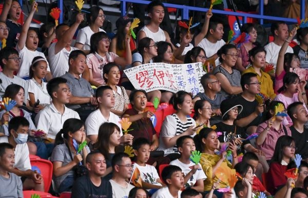 7月31日，觀眾在比賽中為中國(guó)隊(duì)吶喊助威。當(dāng)日，在成都舉行的第31屆世界大學(xué)生運(yùn)動(dòng)會(huì)排球女子預(yù)賽B組比賽中，中國(guó)隊(duì)以3:0戰(zhàn)勝阿根廷隊(duì)。新華社記者 陳澤國(guó) 攝