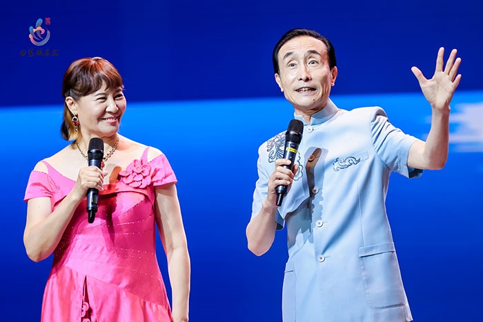 小品表演藝術(shù)家鞏漢林、金珠在演出現(xiàn)場。主辦方供圖