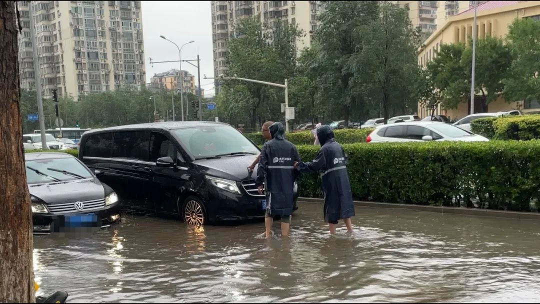 中國(guó)太保產(chǎn)險(xiǎn)北京分公司及時(shí)處理被淹車(chē)輛。受訪者供圖