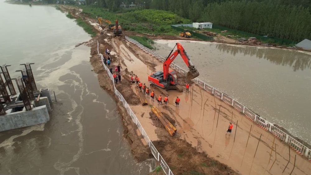 中部戰(zhàn)區(qū)陸軍第82集團軍“鐵軍旅”官兵在河北省高碑店市白溝河任務區(qū)加固岸堤（8月2日攝）。新華社發(fā)（鄧青華 攝）