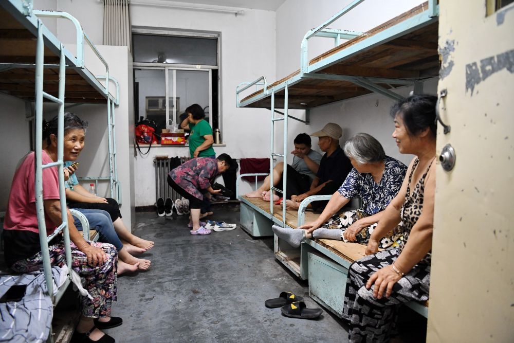 群眾在河北省涿州市職教中心安置點內(nèi)休息（8月1日攝）。新華社記者 牟宇 攝