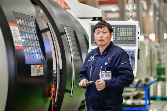孫明在數(shù)控機床生產車間。航空工業(yè)沈飛供圖