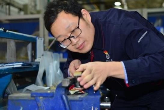 工作中的方文墨。航空工業(yè)沈飛供圖