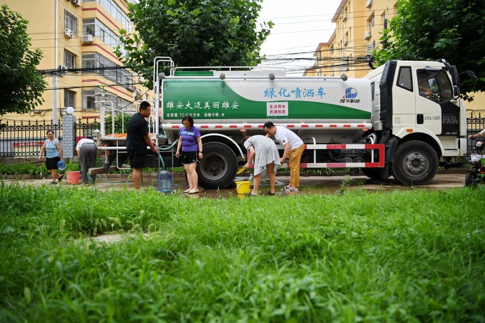 河北省涿州市新星小區(qū)居民從供水車里接水（8月4日攝）。新華社記者 牟宇 攝