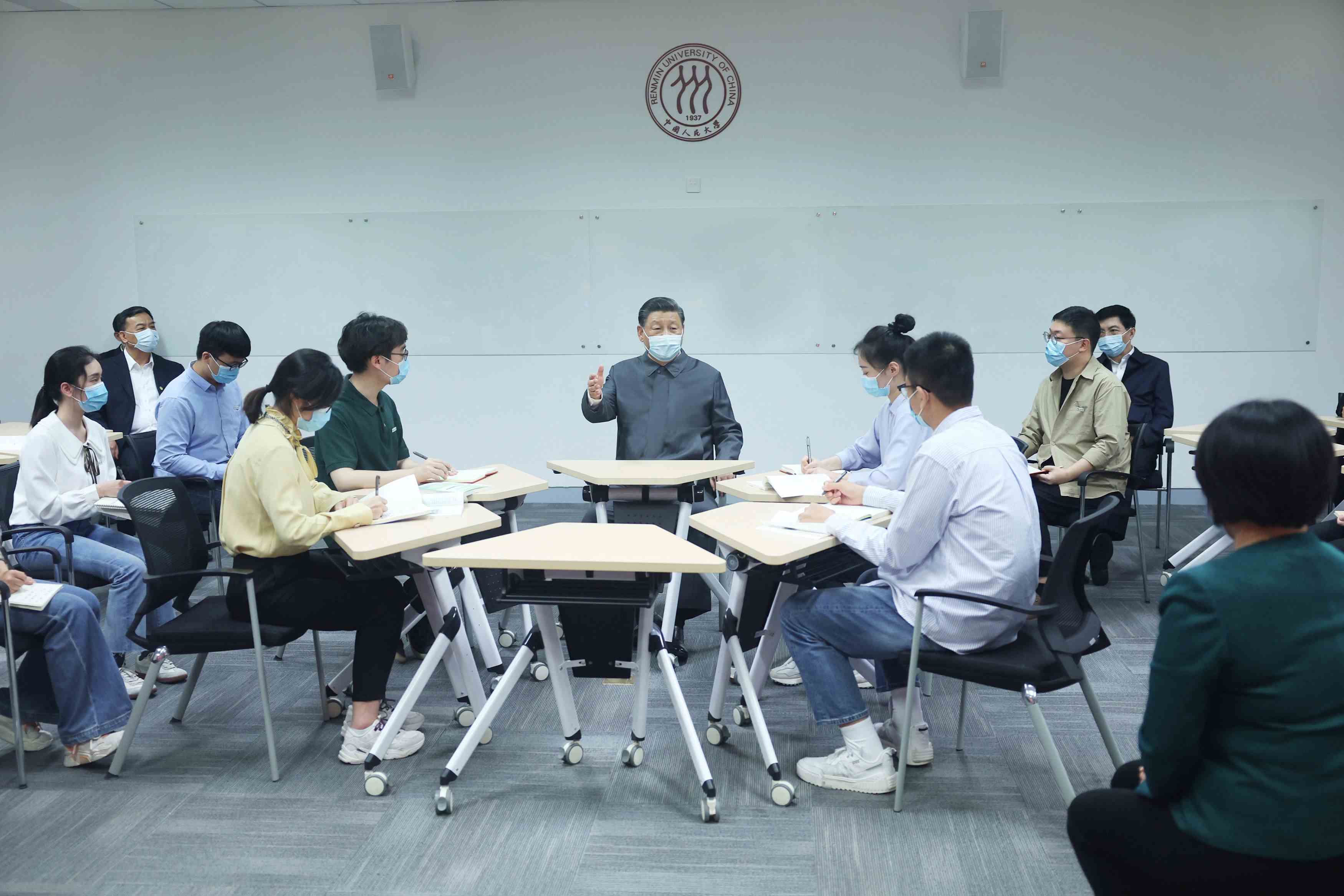 2022年4月25日，習(xí)近平總書記來到中國人民大學(xué)考察調(diào)研。這是總書記在立德樓觀摩思政課智慧教室現(xiàn)場(chǎng)教學(xué)并參與討論。