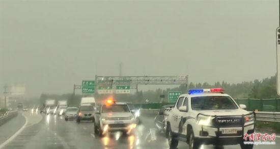 8月2日，京港澳高速，高速交警涿州大隊(duì)警車帶道引導(dǎo)救援物資車隊(duì)進(jìn)入涿州災(zāi)區(qū)。