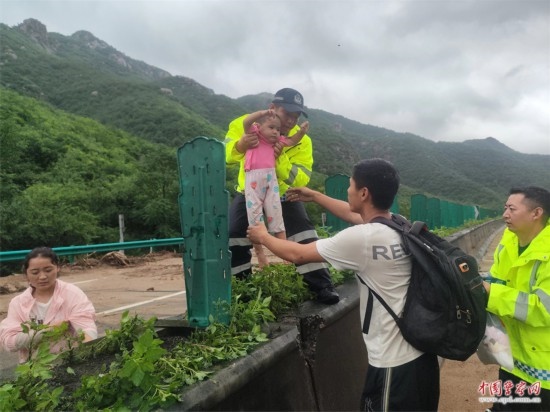 7月31日，張涿高速，高速交警涿鹿大隊(duì)民警救助洪水被困群眾。