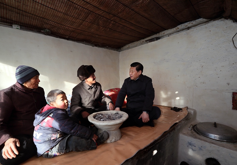 2012年12月30日，習(xí)近平在河北省阜平縣龍泉關(guān)鎮(zhèn)駱駝灣村看望唐榮斌老人一家。
