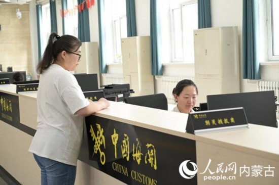 代理報(bào)關(guān)企業(yè)正在滿洲里車站海關(guān)綜合服務(wù)大廳辦理業(yè)務(wù)。人民網(wǎng) 寇雅楠攝