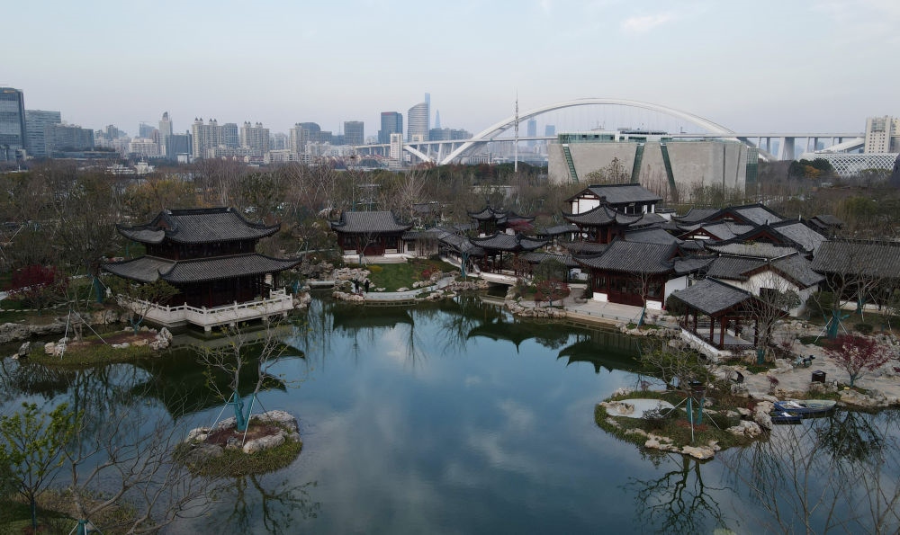 俯瞰位于浦東新區(qū)的上海世博文化公園“申園”中式園林（2021年12月20日攝，無人機(jī)照片）。新華社記者 方喆 攝