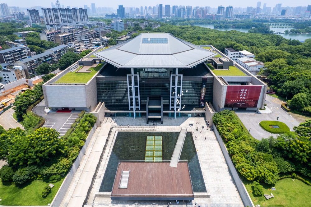 這是在長沙市開福區(qū)拍攝的湖南博物院及周邊景色（無人機照片，6月7日攝）。新華社記者 陳思汗 攝