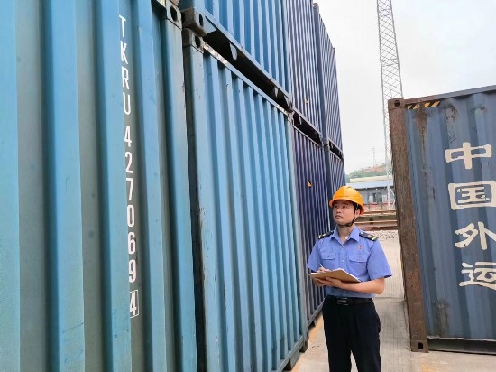 鐵路貨運員在檢查集裝箱箱體情況、記錄箱號。中國鐵路廣州局集團(tuán)有限公司供圖