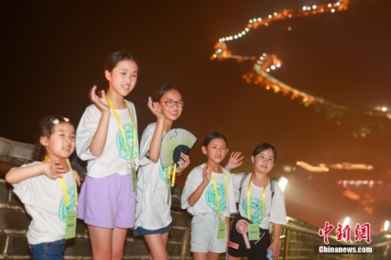 8月9日晚，2023海外華裔青少年夏季研學營的學員們夜游八達嶺長城。圖為學員們在長城上拍照。<a target='_blank' href='/'><p align=