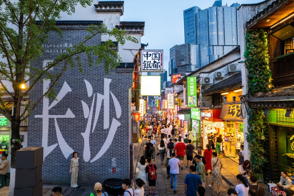 游客在長沙市天心區(qū)太平老街打卡、游玩（無人機照片，6月7日攝）。新華社記者 陳思汗 攝