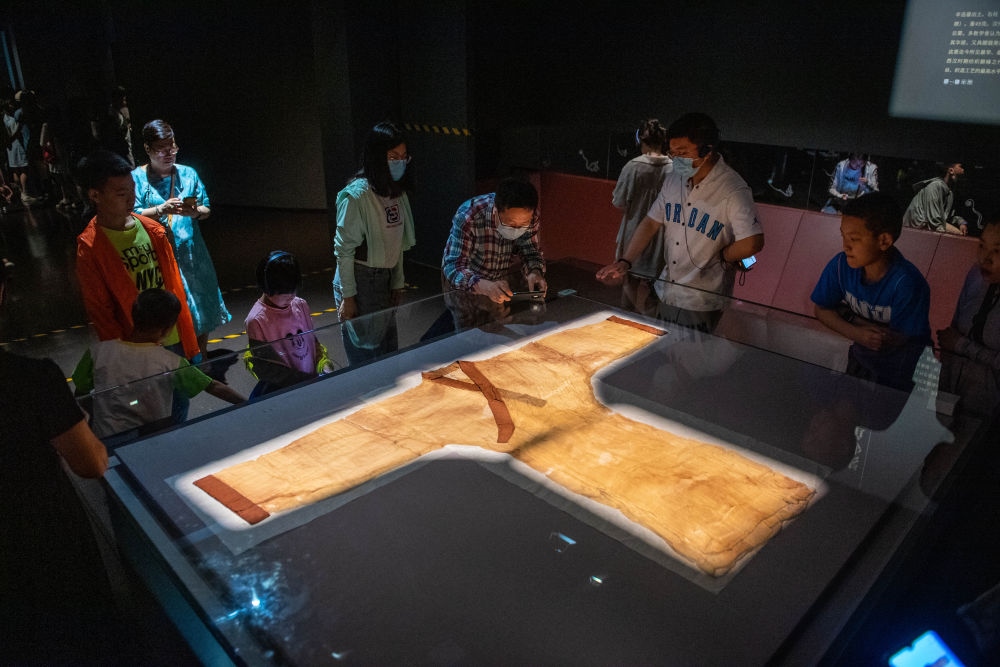 在湖南博物院，游客在參觀馬王堆漢墓出土文物“素紗單衣”（6月7日攝）。新華社記者 陳思汗 攝