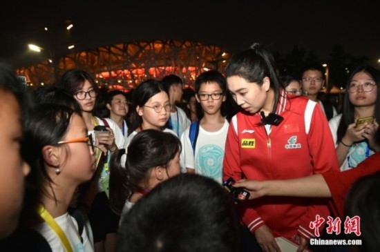 圖為小學員向李曉霞分享自己運動經(jīng)歷。<a target='_blank' href='/' ><p align=