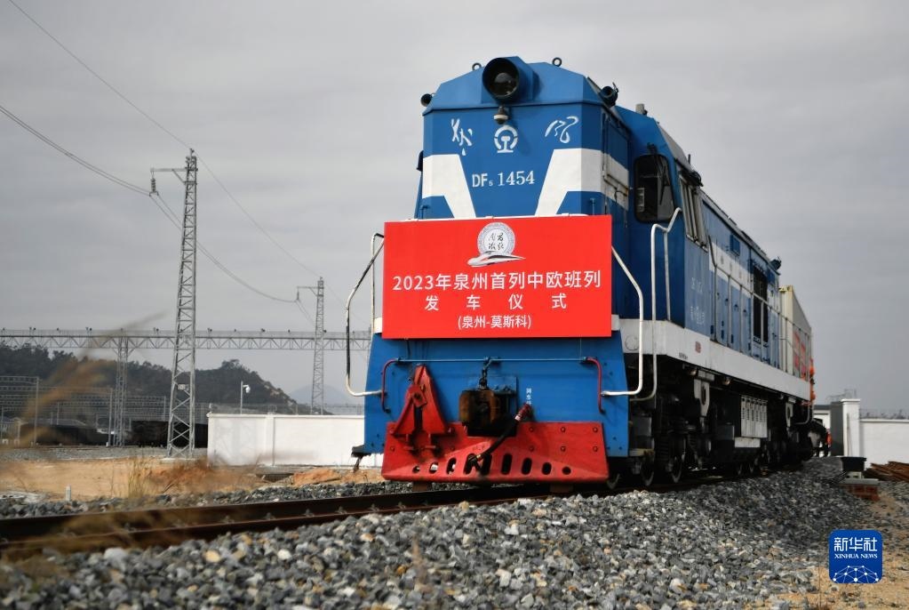 2月3日，中歐班列駛出興泉鐵路黃塘站。當(dāng)日，滿載著55個(gè)集裝箱的中歐班列，從位于福建泉州惠安縣的興泉鐵路黃塘站駛出。這是泉州今年開出的首趟中歐班列，也是興泉鐵路開通后的首趟泉州中歐班列。據(jù)了解，此次班列裝載產(chǎn)品主要來自泉州進(jìn)出口企業(yè)，貨重601.4噸，貨值約262.5萬美元。新華社記者 魏培全 攝