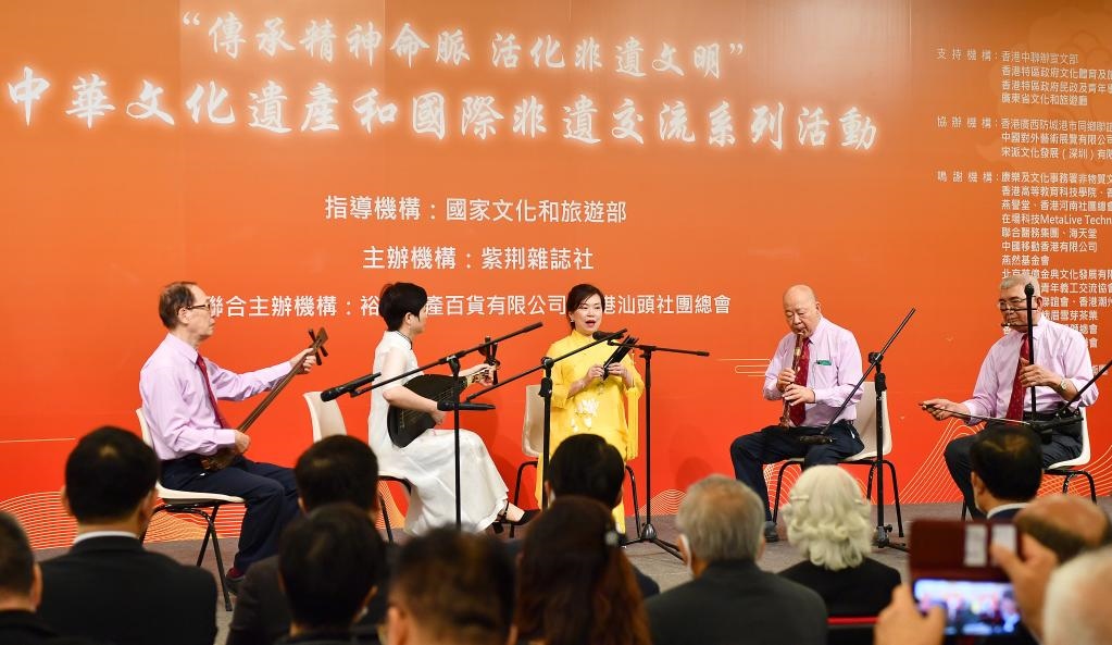 2022年11月23日，演員在“傳承精神命脈 活化非遺文明”中華文化遺產(chǎn)和國際非遺交流系列活動(dòng)開幕式上表演非遺項(xiàng)目南音《滿空飛》。新華社記者 陳鐸 攝