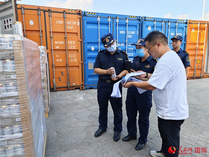 8月3日，鄭州車(chē)站海關(guān)工作人員在查驗(yàn)報(bào)關(guān)貨物。人民網(wǎng) 崔譯戈攝