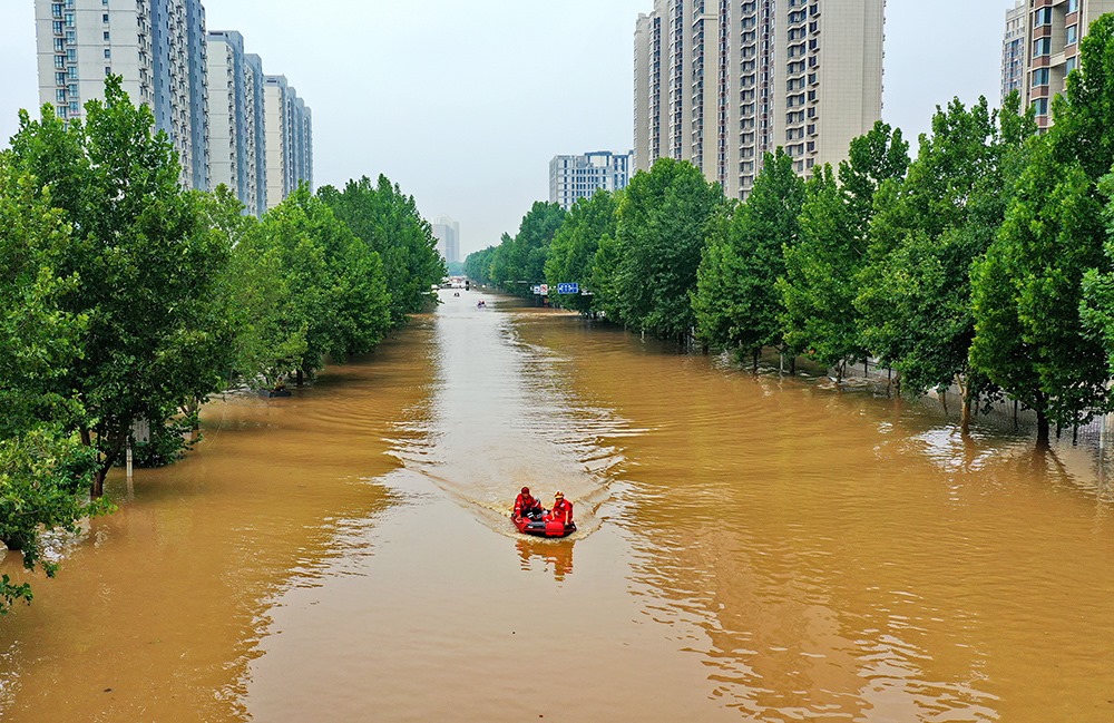 2023年8月2日，救援人員在河北省涿州市市區(qū)乘坐沖鋒舟前去轉(zhuǎn)移受災群眾。