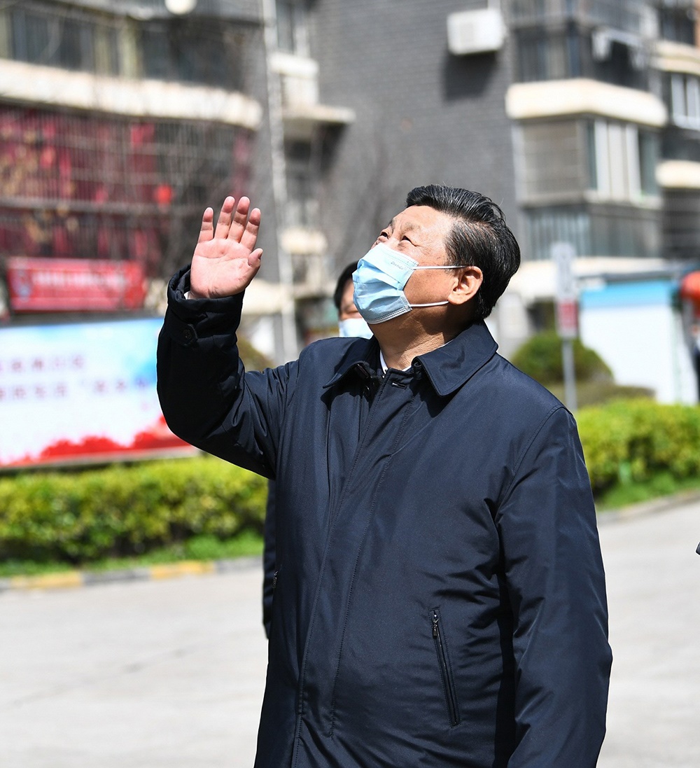 2020年3月10日，習近平總書記在湖北省武漢市東湖新城社區(qū)考察時，向在家隔離居住的居民揮手致意、表示慰問。
