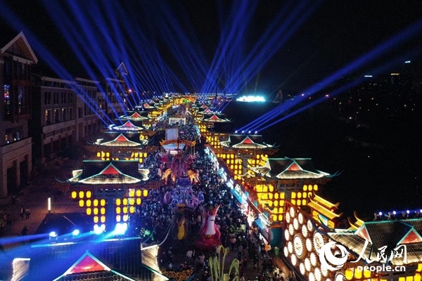 廣西南寧市良慶區(qū)的“南寧之夜”街區(qū)燈火璀璨。人民網(wǎng) 王勇攝