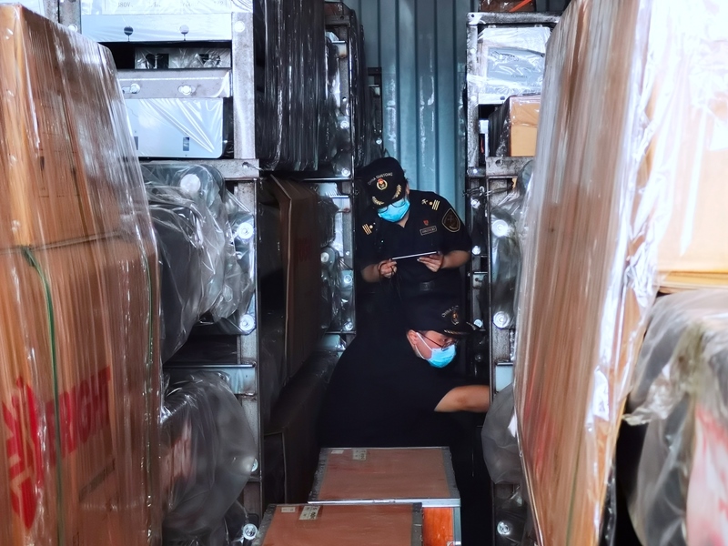 關(guān)員利用工業(yè)內(nèi)窺鏡在集裝箱內(nèi)進行查驗。人民網(wǎng)記者 栗翹楚攝