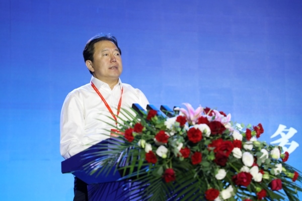 鄂爾多斯市委常委、伊金霍洛旗委書記華瑞鋒致辭。人民網(wǎng)記者 李乃妍攝