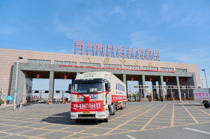 2023年2月20日，鄭州—莫斯科TIR運(yùn)輸首發(fā)車輛駛出鄭州新鄭綜合保稅區(qū)。新鄭海關(guān)供圖