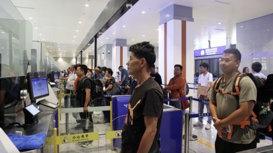 6月13日，乘坐中老鐵路國(guó)際旅客列車的旅客在磨憨邊檢大廳排隊(duì)候檢。李揚(yáng) 攝