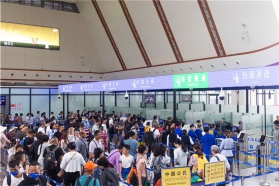 7月22日，乘坐中老鐵路國際旅客列車的旅客在磨憨邊檢大廳排隊候檢。衛(wèi)海林 攝
