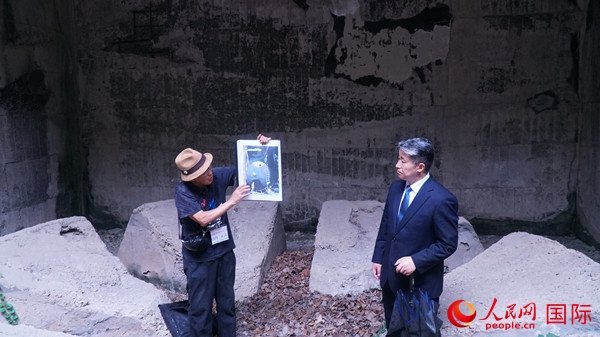 毒氣島歷史研究所事務(wù)局長山內(nèi)正之在毒氣儲(chǔ)存遺址為大家介紹日軍發(fā)動(dòng)毒氣戰(zhàn)的罪證。人民網(wǎng) 蔣曉辰攝