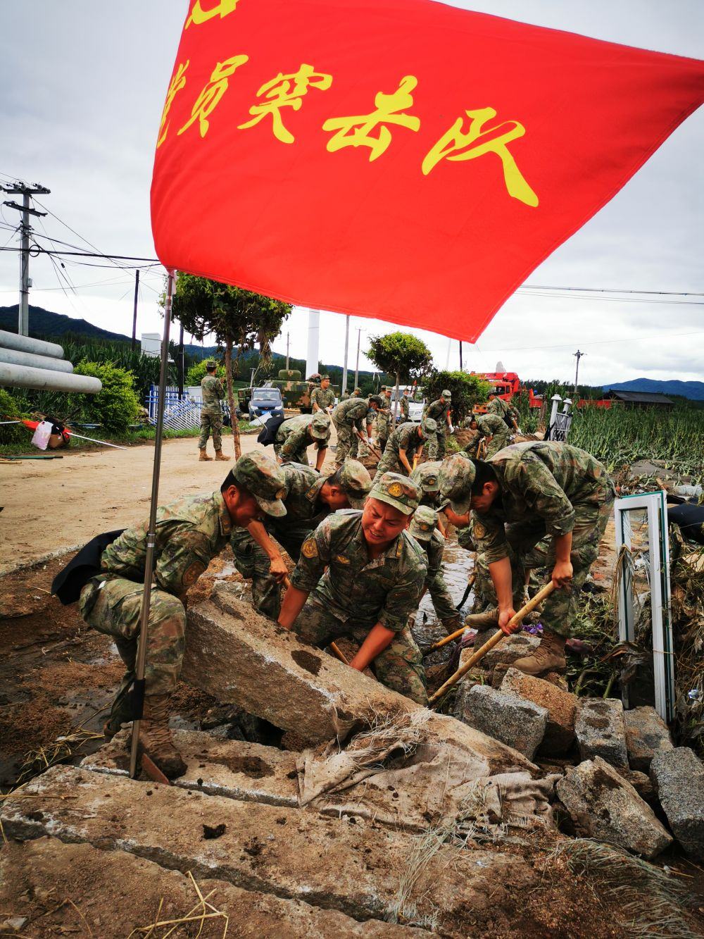 8月7日，陸軍第78集團軍某旅組織黨員突擊隊在吉林舒蘭市七里鄉(xiāng)清理路障。新華社發(fā)（劉洋 攝）