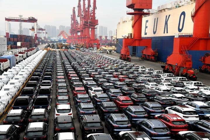 商品車在山東港口青島港大港公司八號(hào)碼頭等候裝船（2022年8月7日）。大型滾裝貨輪“晨聲輪”靠泊山東港口青島港大港公司八號(hào)碼頭，將各類逾1900輛商品車運(yùn)往非洲。新華社記者 李紫恒 攝