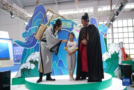 8月16日，一名小朋友在第七屆中國—南亞博覽會文化旅游館參加問答活動。