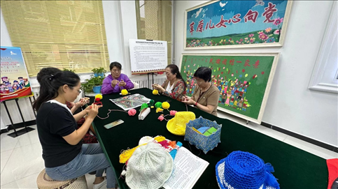 臨潢家園社區(qū)居民在社區(qū)少數(shù)民族文體活動中心進行刺繡編織創(chuàng)作。人民網(wǎng)記者 金洪花攝