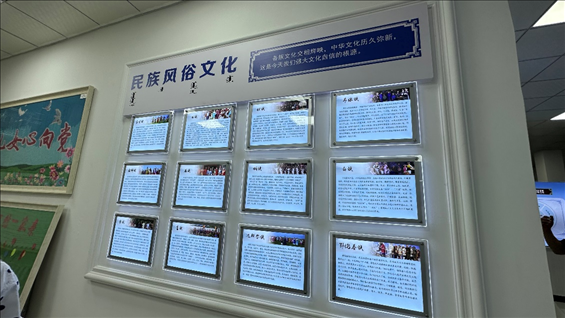 社區(qū)服務(wù)中心內(nèi)民族風(fēng)俗文化墻。人民網(wǎng)記者 金洪花攝